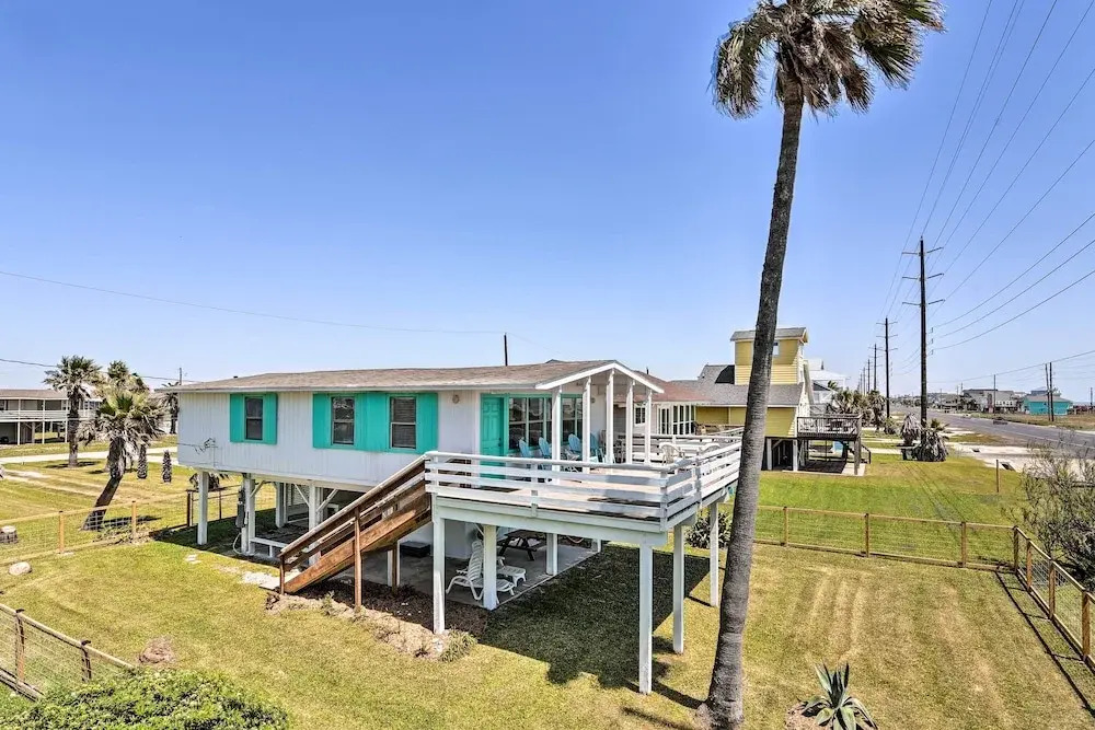 Gulf Coast Views! Coastal Winter Gem in Galveston