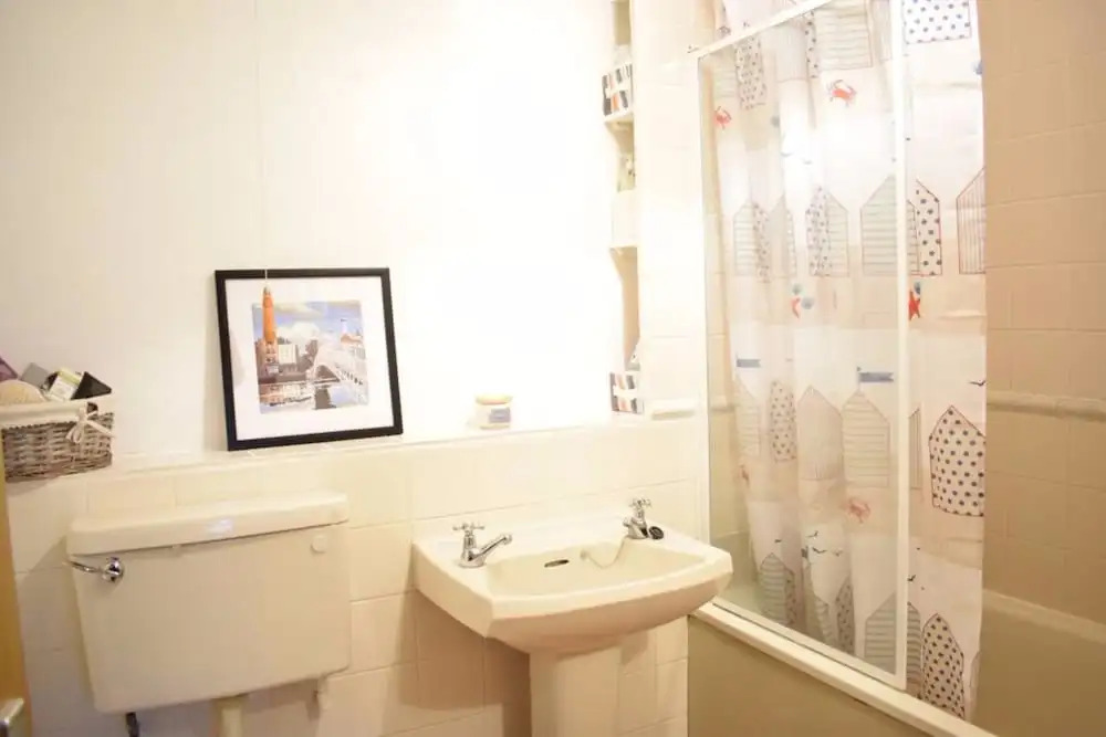 1 Bedroom House Near The City Accommodates 4