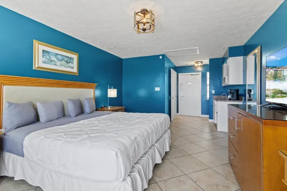Oceanfront Inn Suite #12- Ocean View Balcony - King Bed
