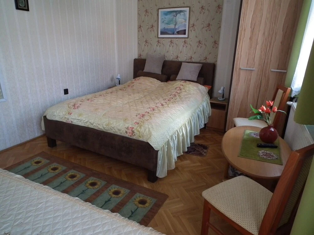 Sunbeam 3-bed Apartment in Eger