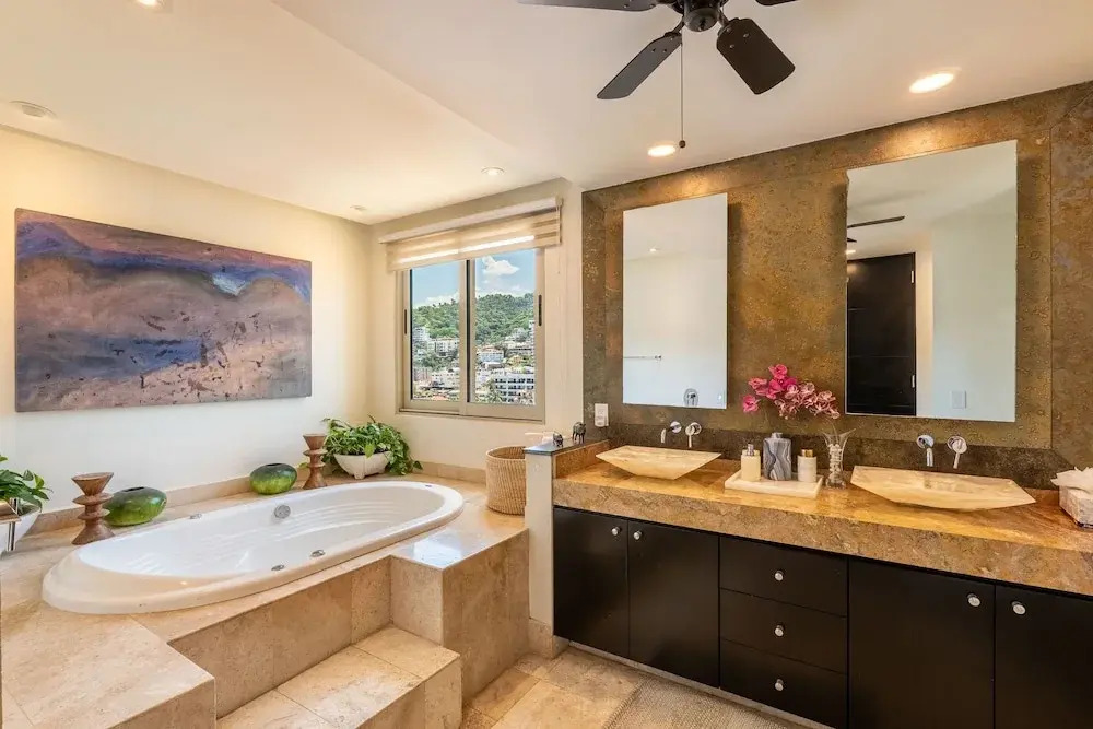 Ocean Front Amazing Views and Location Sleeps 8