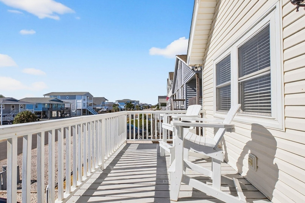 Luna By The Sea / 238 Brunswick Ave West 3 Bedroom Home