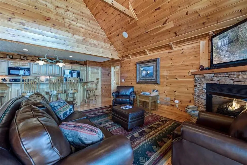 Majestic Point Lodge 5 Bedroom Mountain View Home with Hot Tub