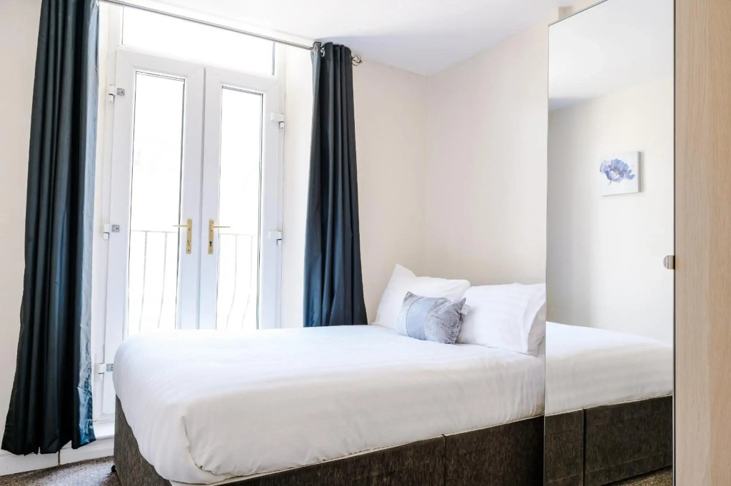 Liverpool City Centre - Spacious Duplex - 6 Bedrooms - Sleeps 14 People