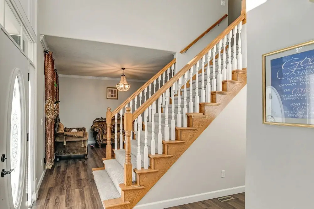 Des Moines Suburb Stay w/ Spacious Layout & Deck!