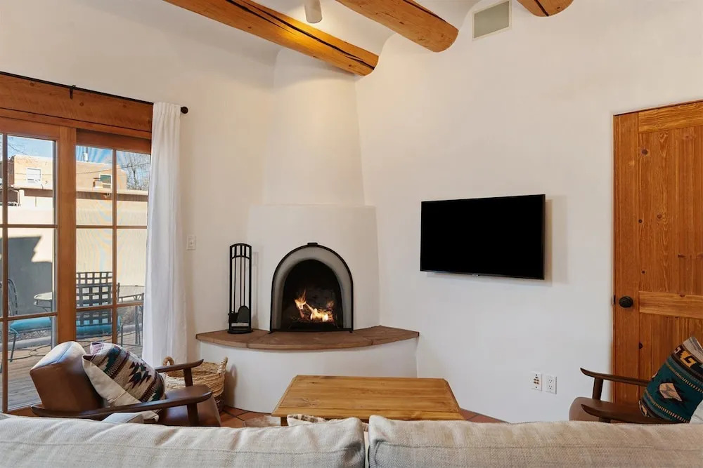Casa Pico - Ideal Location, Fantastic Workspaces, Perfect Patio