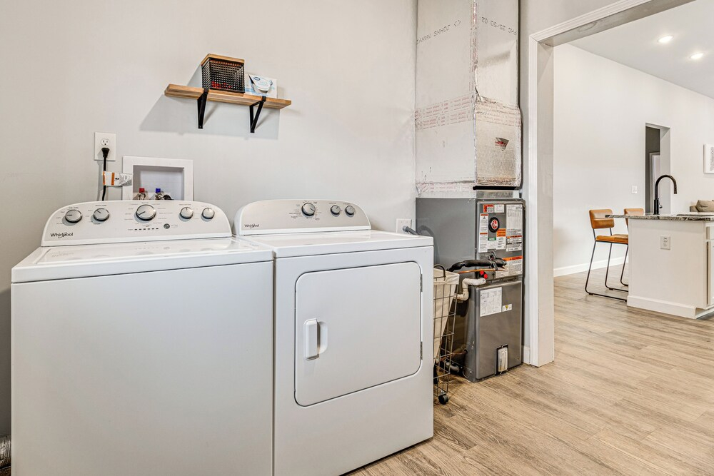 Rooftop Lounge & City Views! 3BR 3 Mi to Dtwn Indy