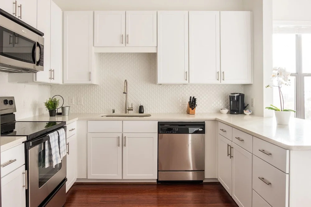 1 BR Uptown Apt close to shopping by Frontdesk