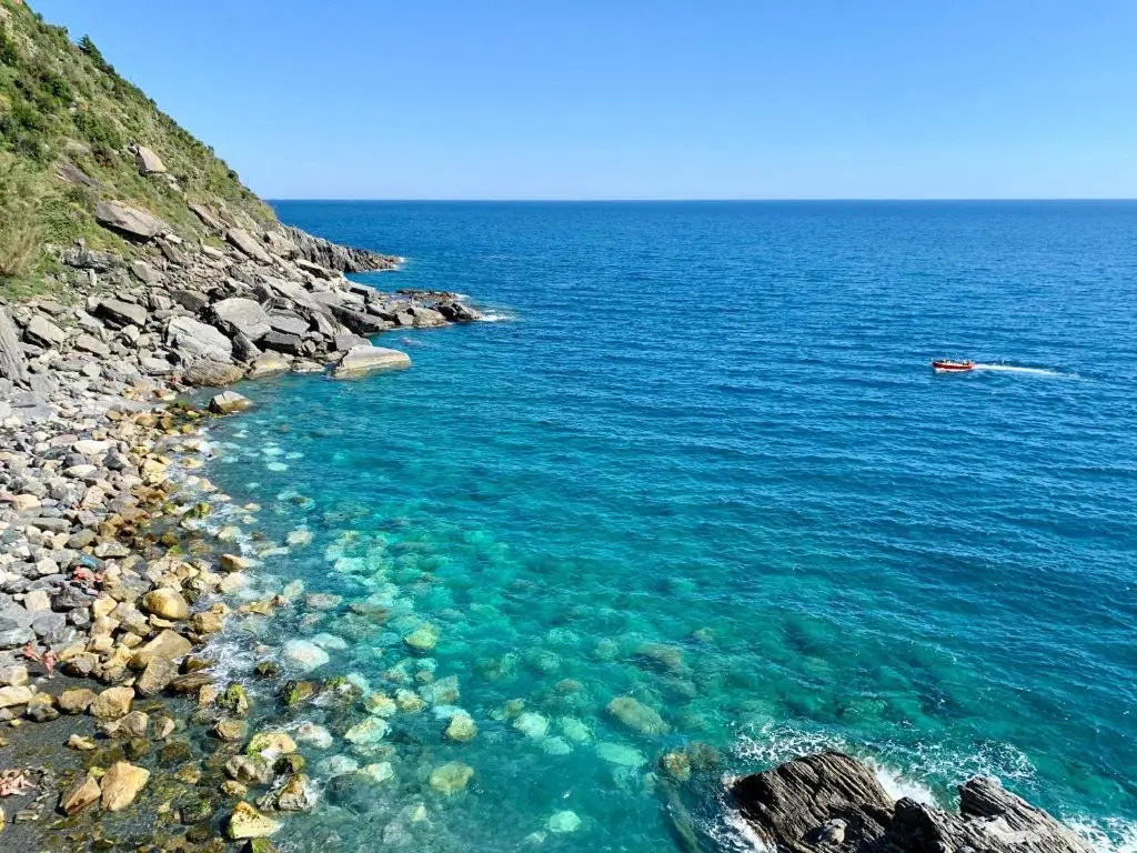 Carattino 12: Idyllic Seafront Family Retreat