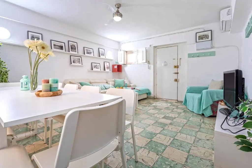 BIG FLAT IN CITY CENTER, UP To 12 PEOPLE