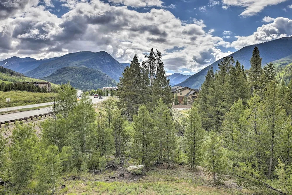 Walk to Lifts: Condo w/ Mtn Views in Keystone!