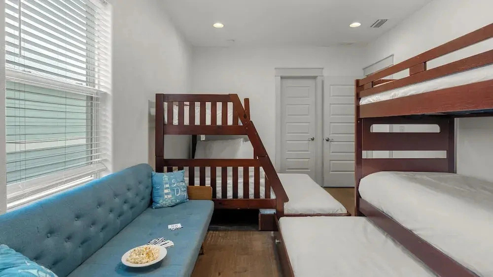 Sea Love by Avantstay Beach Home + Sleeps 16 Mins to Miramar Beach + Community Pool Group Stay