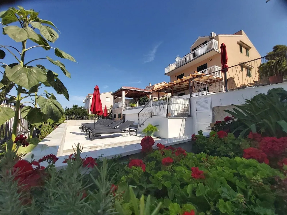 Heated Infinity Pool, Family Apartment With Panoramic sea View 2