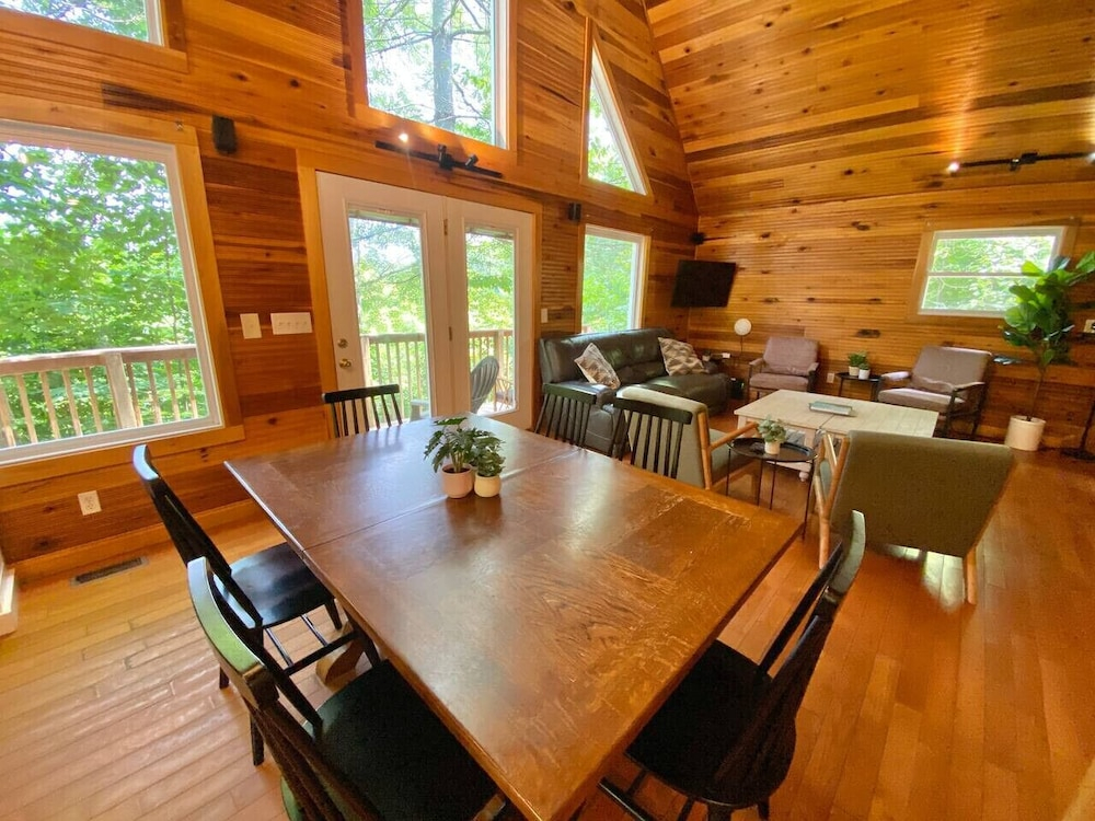 14 Guest, 7 Bed, 4 BR, Lakefront Cabin w/ Hot Tub