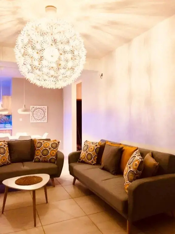 Luxury Westwood Apartment+pool