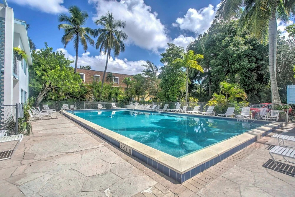 Poolside Fun, Ocean Strolls! Naples Beach Getaway