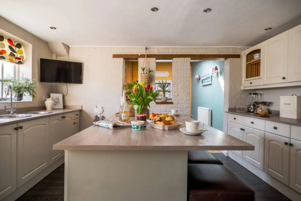 The Cottage - Characterful, coastal family home