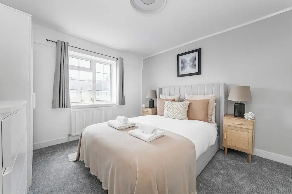 Spacious Room In Morden