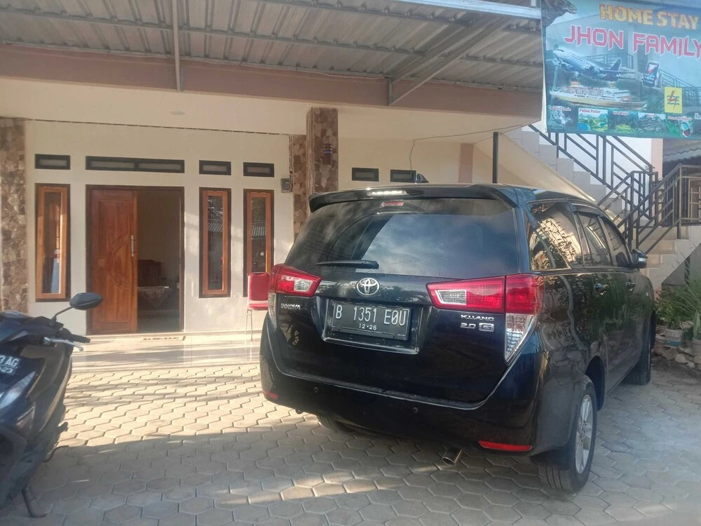 EXPRESS O 91722 Home Stay Dan Sewa Mobil Jhon's Family