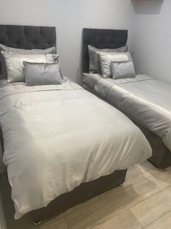 Modern 3-bed Apartment in Magherafelt Sleeps 8