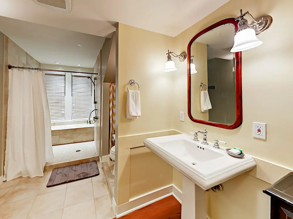 1812 Avenue L Cabin 3 Bedrooms 2 Bathrooms Cabin