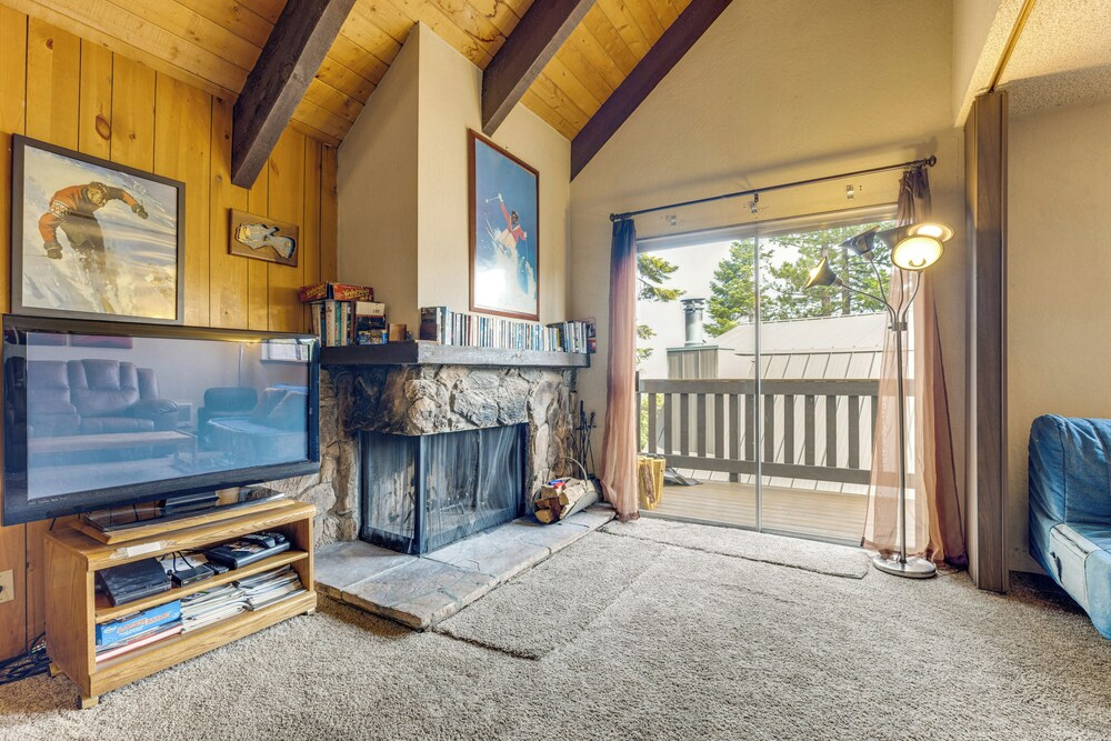 Mammoth Lakes Condo w/ Fireplace & Mountain Views