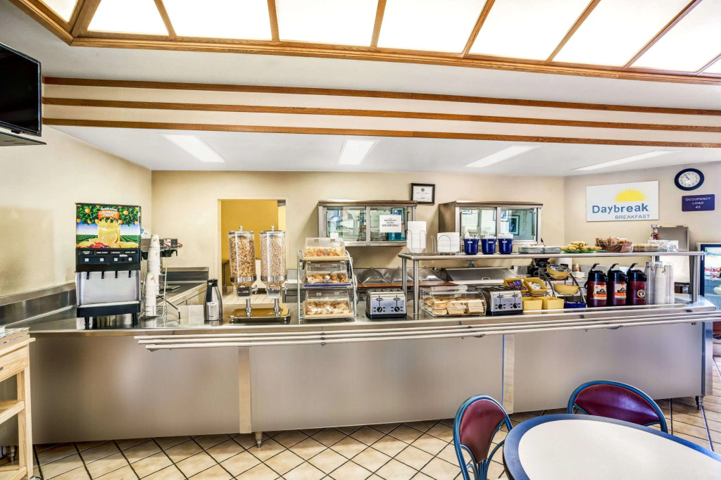 Days Inn & Suites by Wyndham Fullerton