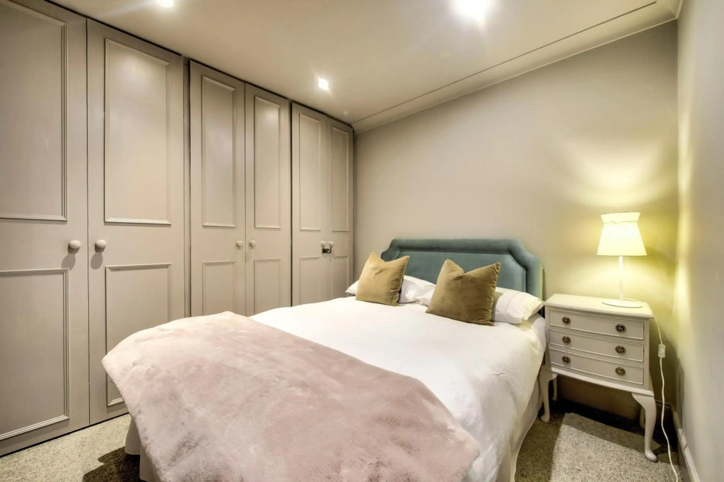 Hamilton Place - Beautiful and central city apartment with private entrance sleeps 4