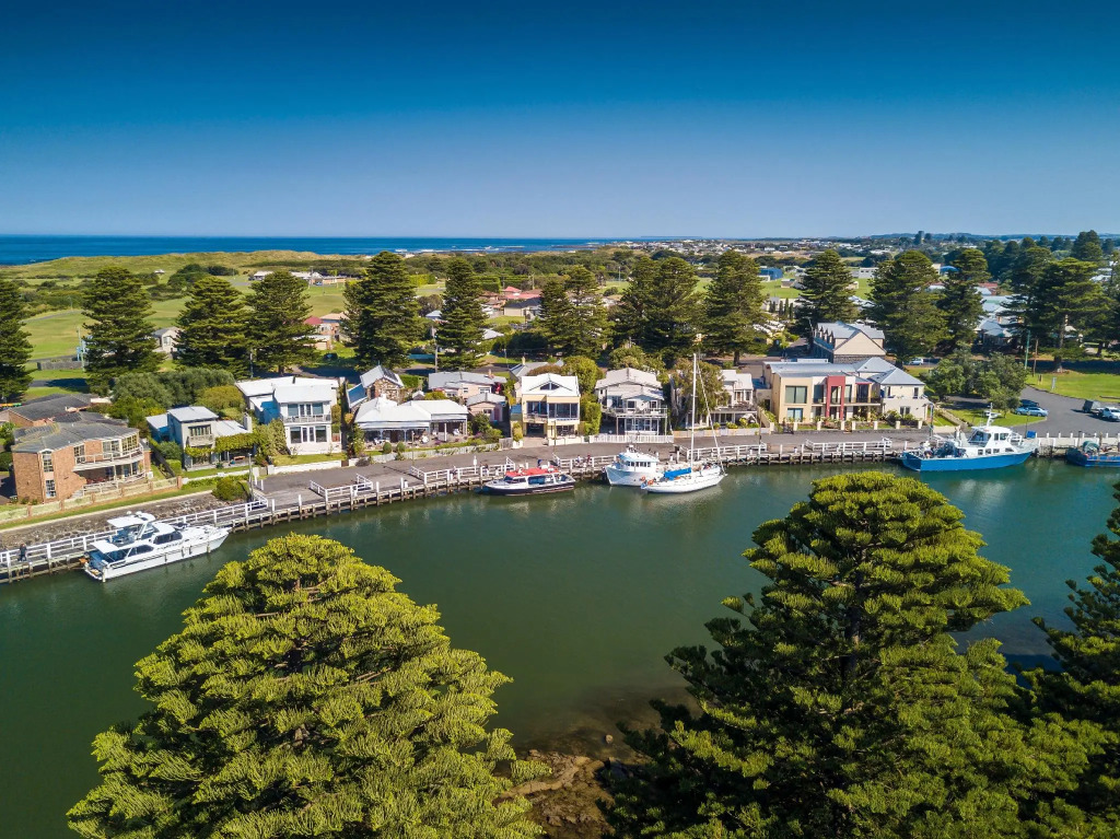 Edge17 Waterfront Apartment, plus Cottage with Garden View - Port Fairy