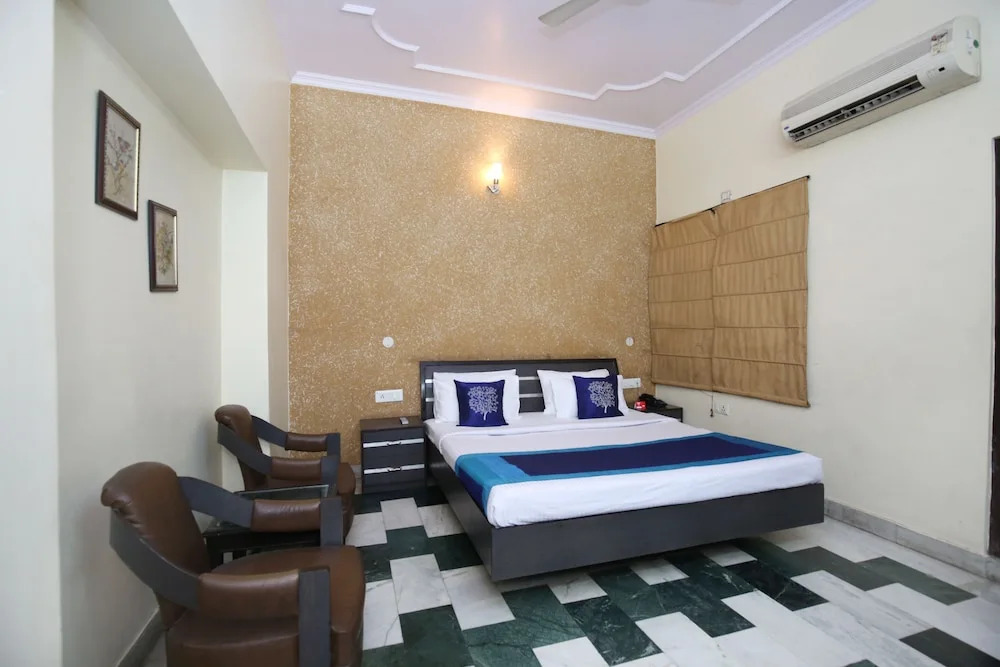 OYO 10111 Hotel Roopa International