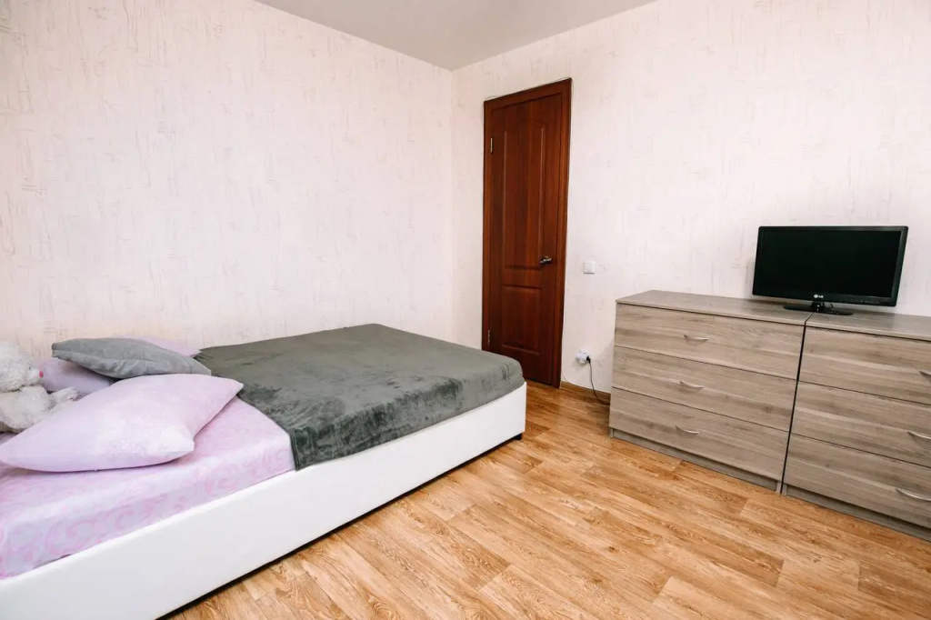 Dzerzhinskogo 10 Dvuhkomnatnye apartamenty v tsentre rjadom s KuzGTU