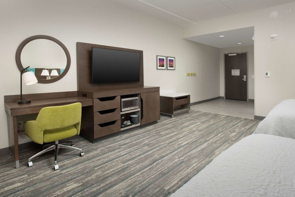 Hampton Inn & Suites Charlotte Airport Lake Pointe