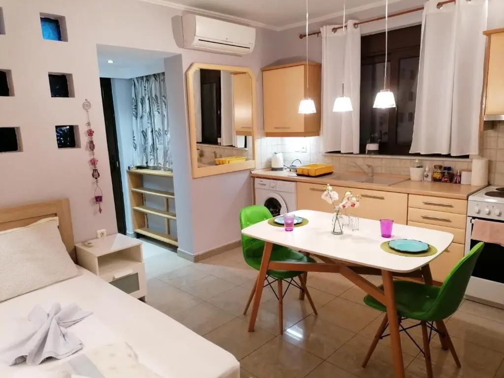 1-Sea view beach studio for 2 in the city centre!