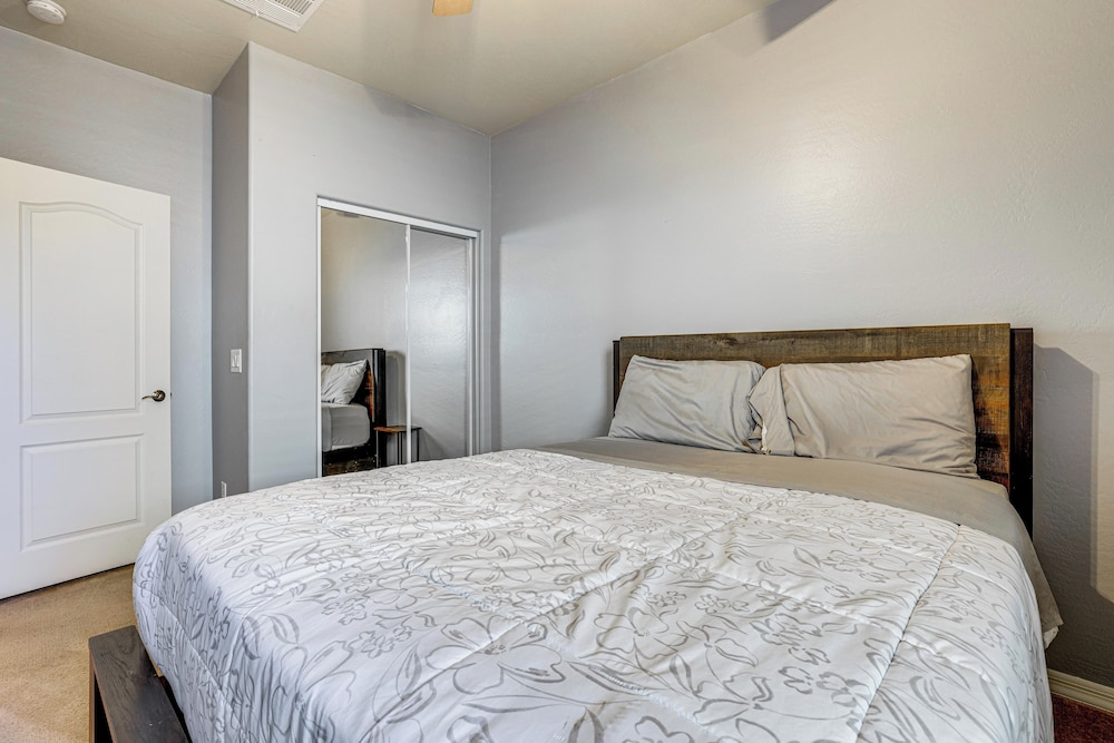 Poolside Oasis: Group-friendly Getaway in Phoenix!