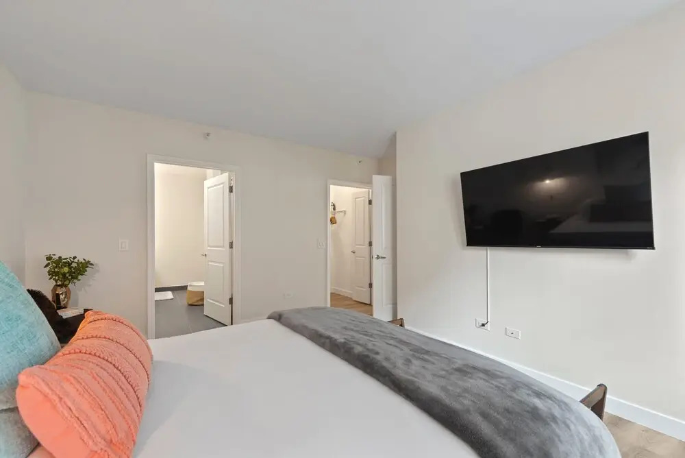 Near Riverwalk 2BR Private Balcony Downtown