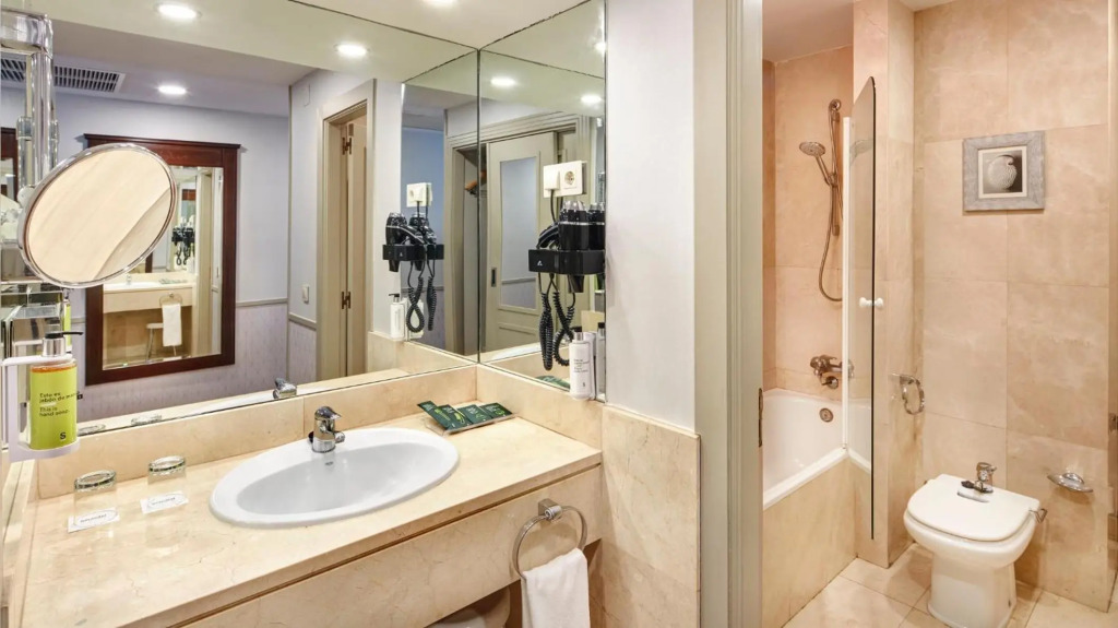 Отель Sercotel Gran Hotel Conde Duque