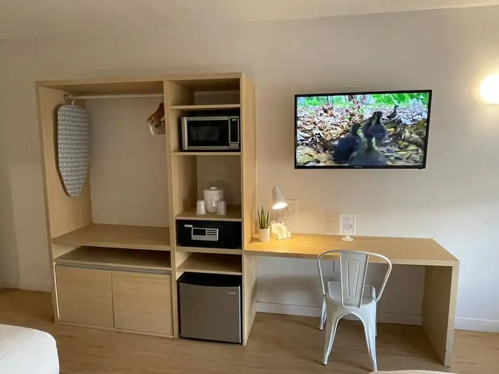 Newly Renovated Room in Cozy Hotel Near Disney