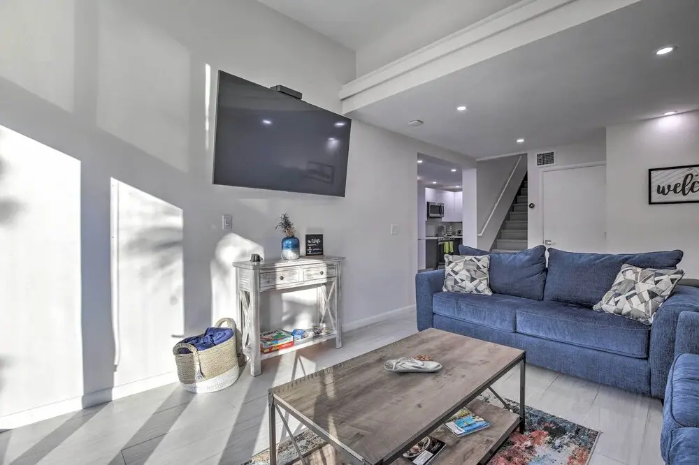 Canal-front Condo: Walk to Downtown Ft Lauderdale!