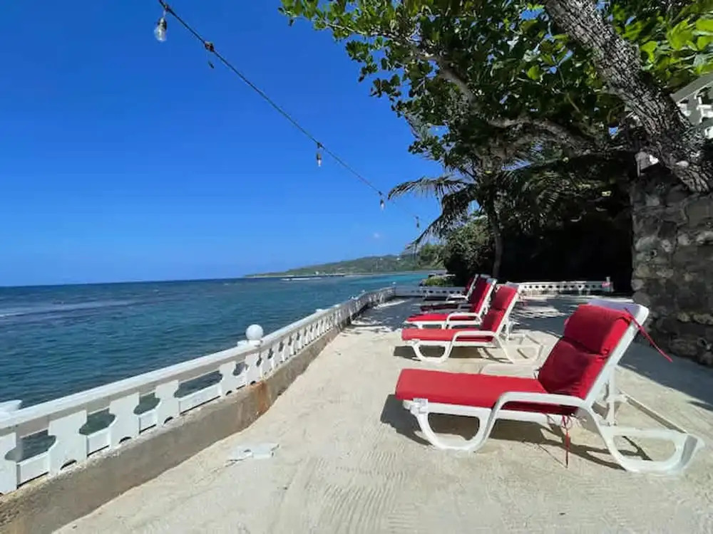 4BR Seafront Villa in Boscobel Direct Sea Access Coastal Living