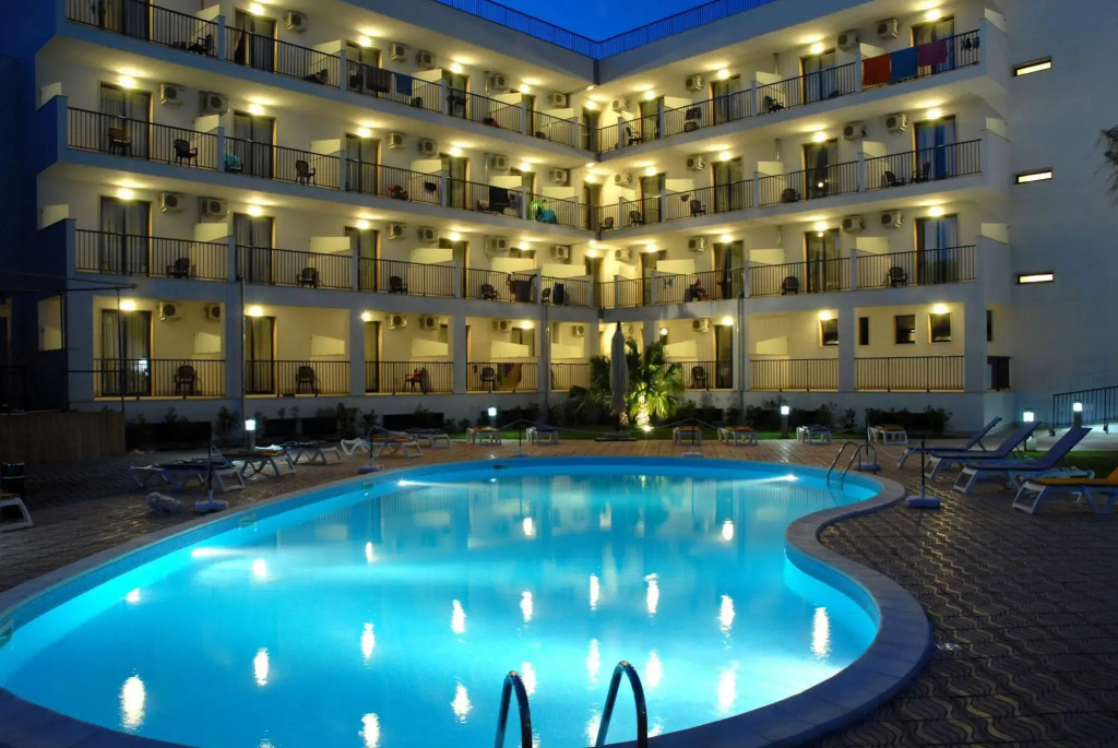Tichos Greenblu Hotel