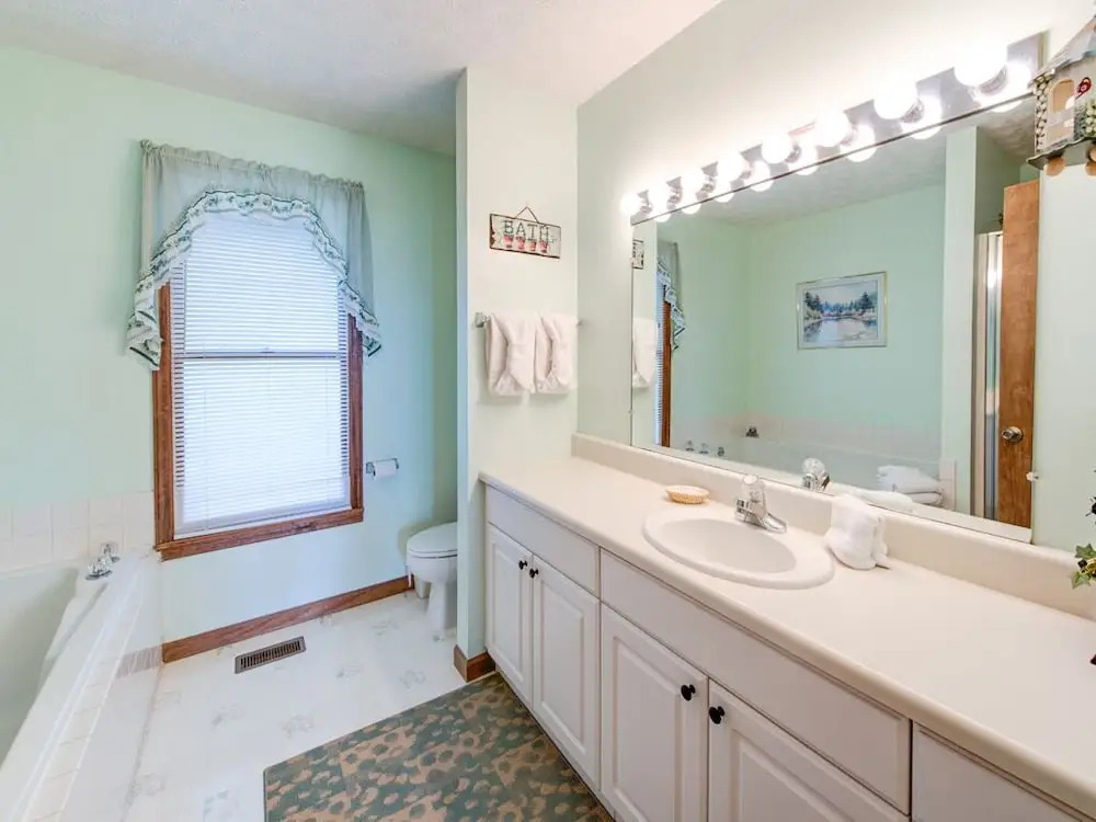 Above and Beyond 2 Bedroom with Hot Tub