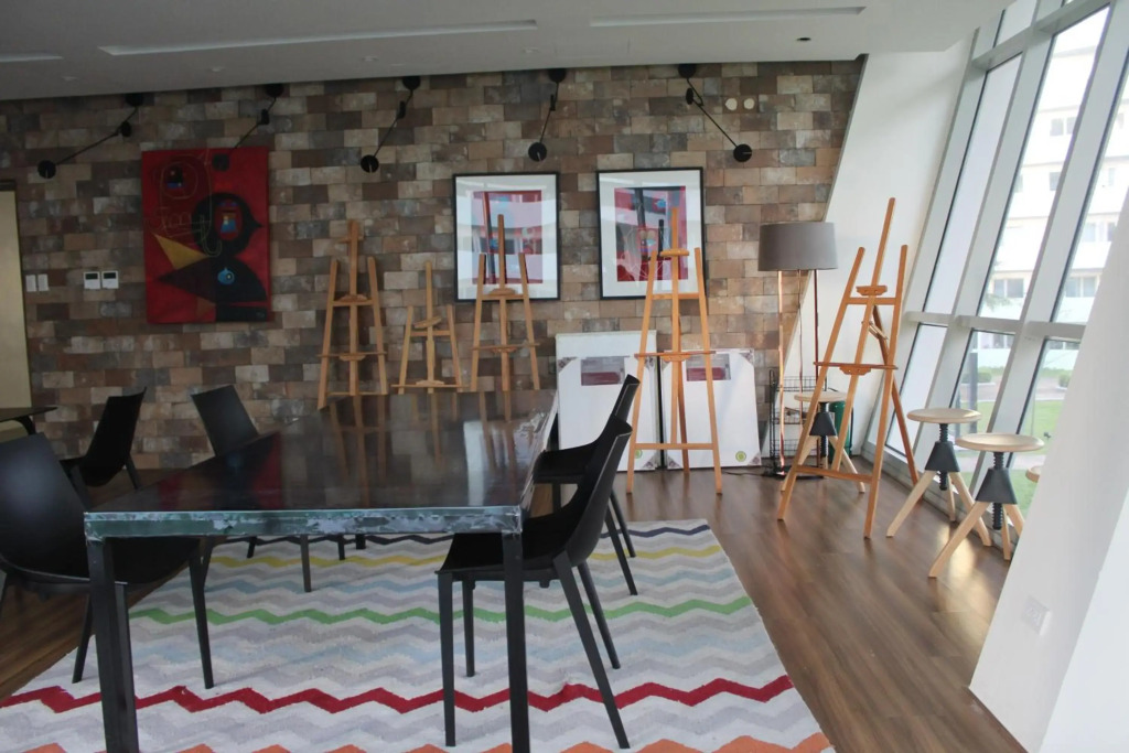 A2J Huge Modern Luxury 2BR Balcony Suite Near Ever Gotesco