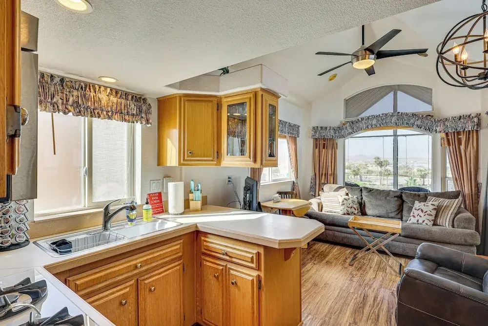 Boat Launch + Mountain Views: Lake Havasu Cabin