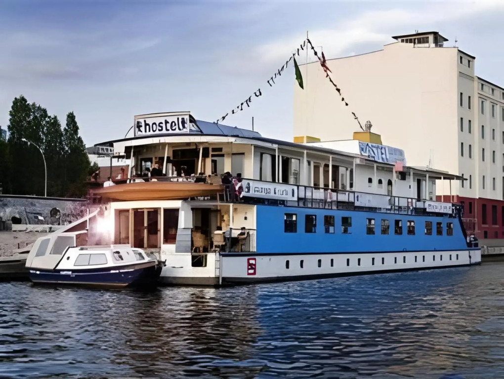 Eastern Comfort - The swimming hostel