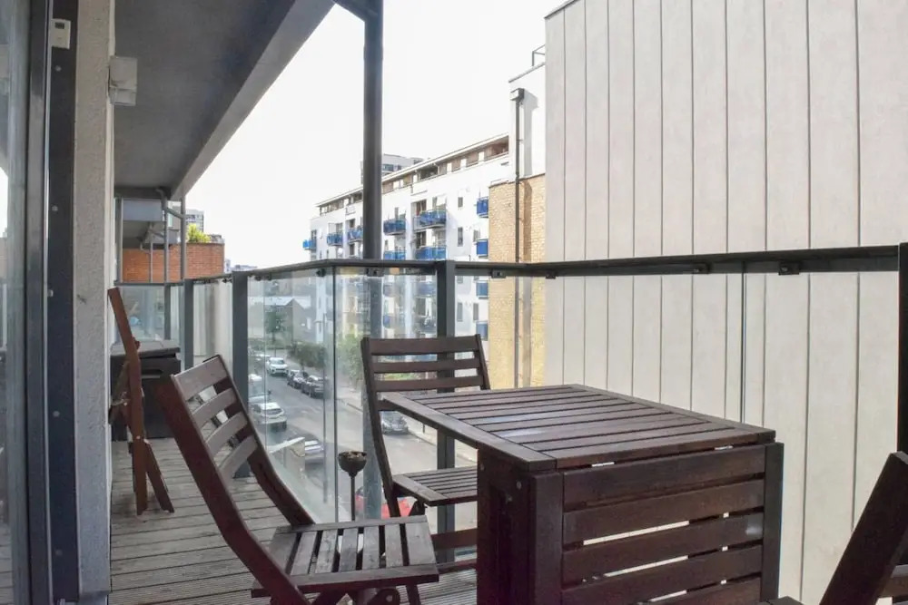 Modern 2 Bedroom Apartment with Balcony On The Canal