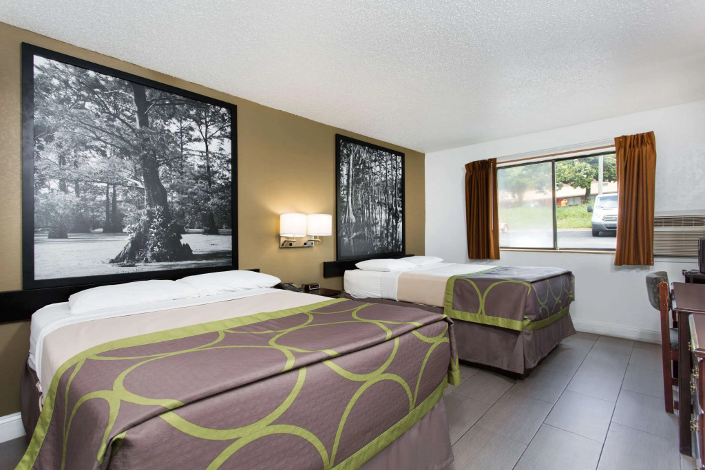 Super 8 by Wyndham Greensboro/Coliseum/Conv