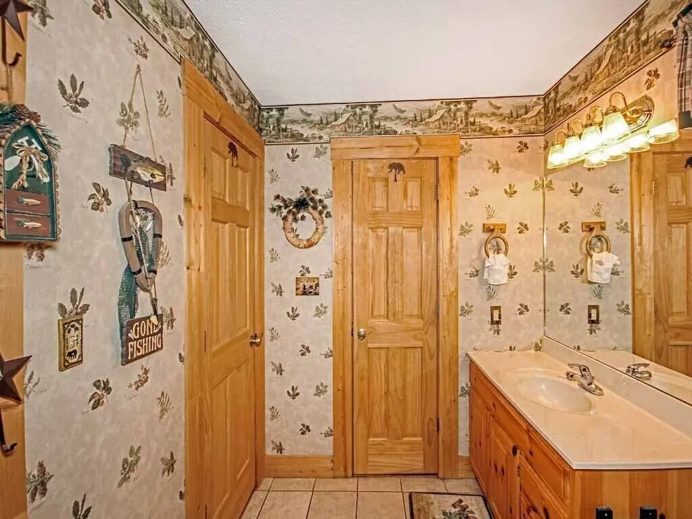 Bear Country Cabin, 2 Bedrooms, Sleeps 6, Private, Foosball, Hot Tub