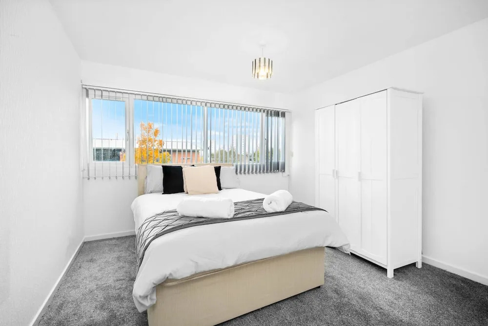 3-bed House, Sleeps 5, Bham Airport, Parking