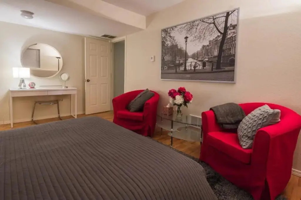 Two Bedroom MIL Apartment Close to Airport Link Rail
