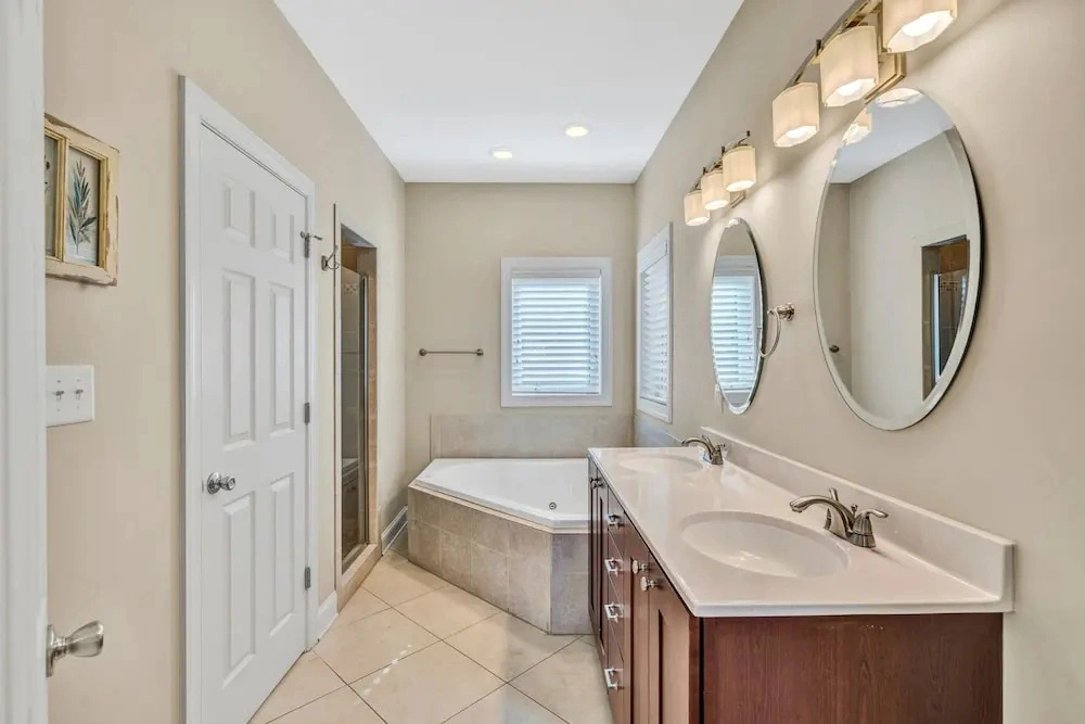 Osprey Cove - Custom Lakefront Home With 2-story Dock, Wifi, Game Room and Fireplace